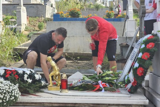Dinamoviștii au mers la mormântul lui Cătălin Hîldan. Florentin Petre, momente emoționante alături de un grup de tineri suporteri: "Te vom iubi mereu!"