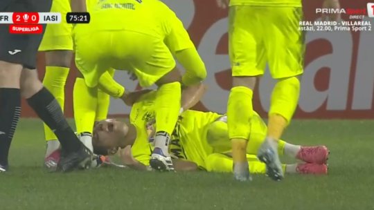 Momente de panică în CFR - Poli Iași! Fotbalistul clujenilor a fost eliminat, iar ambulanța a intrat pe teren. Ce s-a întâmplat