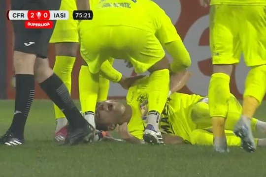 Momente de panică în CFR - Poli Iași! Fotbalistul clujenilor a fost eliminat, iar ambulanța a intrat pe teren. Ce s-a întâmplat