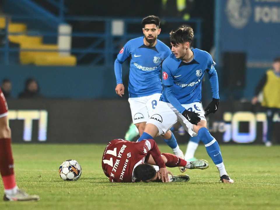 Borja Valle si Adrian Mazilu in meciul de fotbal dintre Farul Constanta si Rapid Bucuresti, contand pentru Superliga, desfasurat pe Stadionul central al Academiei Gheorghe Hagi din Ovidiu, miercuri 20 decembrie 2023