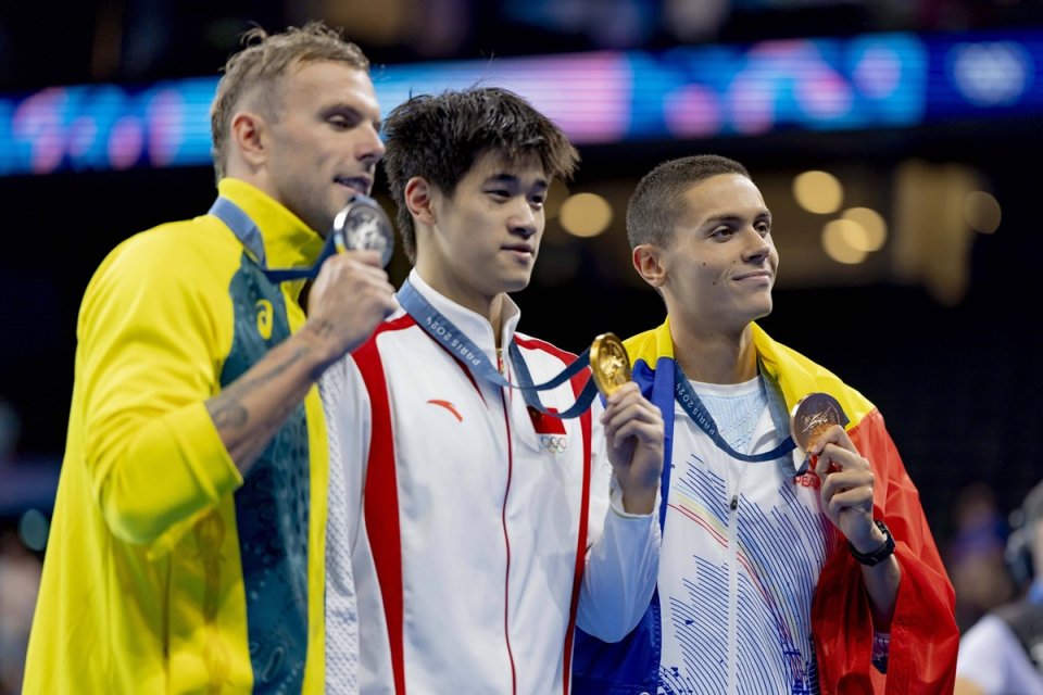 Kyle Chalmers (stânga), alături de Pan Zhanle (centru) și David Popovici (dreapta)