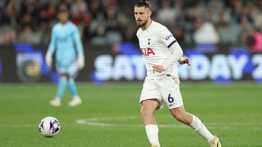 Șansa lui Radu Drăgușin! Cât timp va lipsi Micky van de Ven, rivalul de pe post al românului