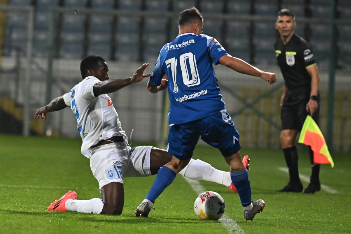 Alin Manea, în duel cu Basilio Ndong, în puținele minute în care s-a aflat pe teren joi seară