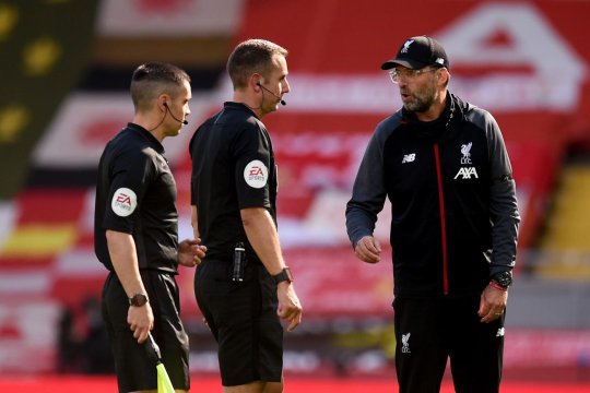 Un nou scandal pentru arbitrul care l-a înjurat pe Jurgen Kloop. A fost filmat când trăgea pe nas un praf alb