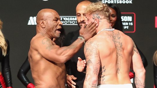 Tyson și-a pierdut cumpătul! "Iron” Mike l-a plesnit peste față pe Jake Paul la proba cântarului și fanii au înnebunit pe internet: "Îl va distruge"