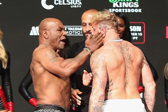 Tyson și-a pierdut cumpătul! "Iron” Mike  l-a plesnit peste față pe Jake Paul la proba cântarului și fanii au înnebunit pe internet: "Îl va distruge"