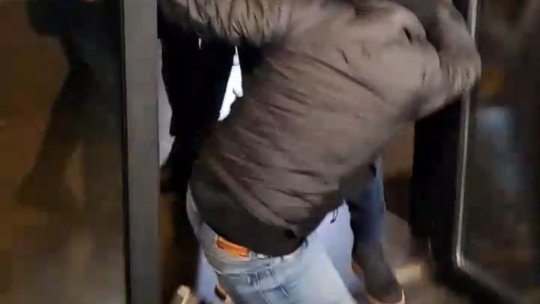 Incidente în tribune la România - Kosovo. Stewarzii au evacuat și bruscat mai mulți fani