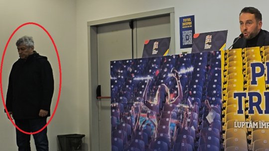 Mircea Lucescu a intrat în sală în timpul conferinței kosovarilor și apoi a izbucnit