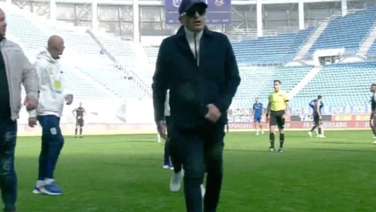 Imagini incredibile: Mititelu a coborât din lojă să scoată echipa de teren