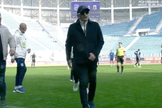 Imagini incredibile: Mititelu a coborât din lojă să scoată echipa de pe teren