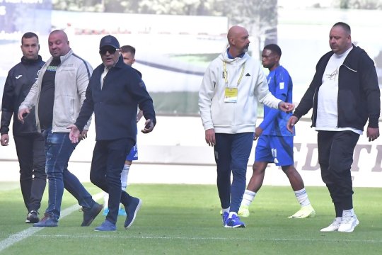 Adrian Mititelu a lansat un șir de acuzații după ce a intrat pe teren: ”Bandiți! Acolo e un grup organizat”