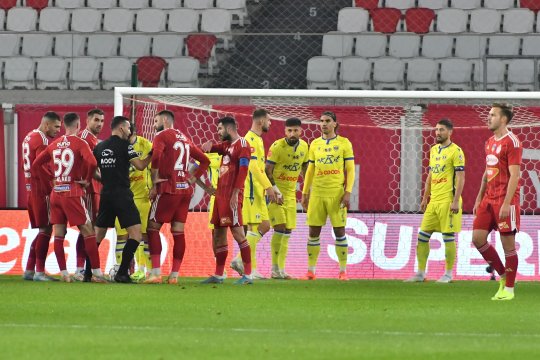 Repriză de coșmar pentru Sepsi în meciul cu Petrolul. Două cartonașe roșii și gol încasat, în doar 15 minute