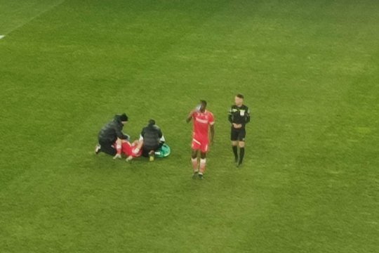 Pierderi uriașe pentru Dinamo! Doi fundași titulari au ieșit accidentați în meciul cu UTA