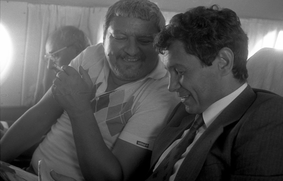 Ioan Chirilă, alături de Mircea Lucescu în avionul care transporta naționala României la Londra, pentru meciul cu Anglia din 1985 (1-1)