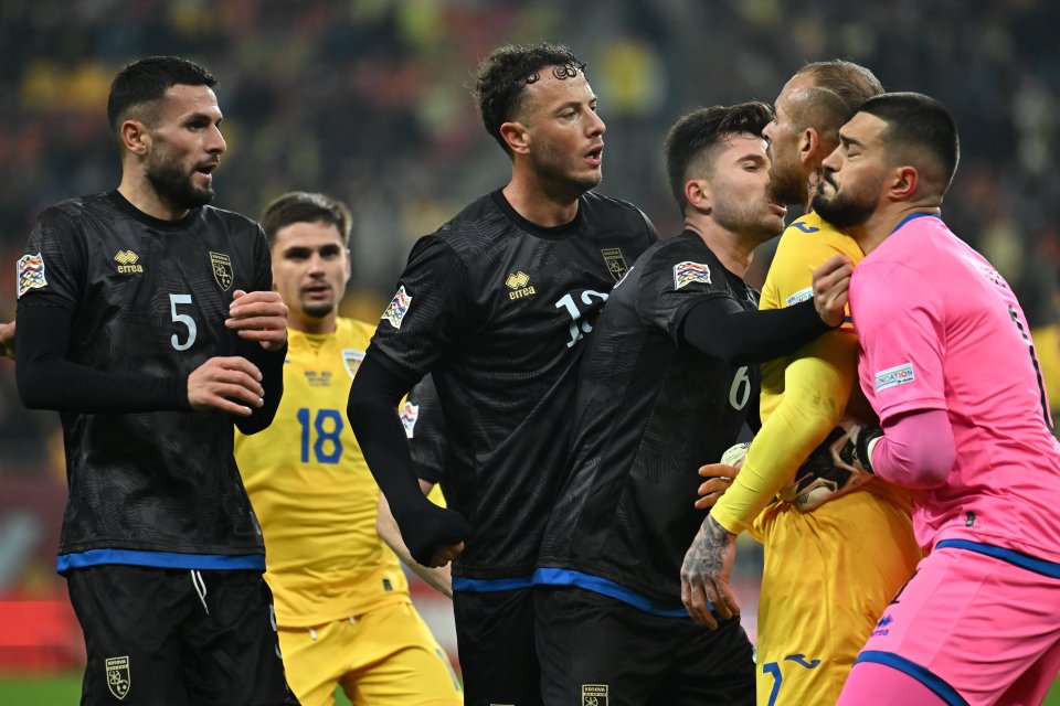 Disputa intre Amir Rrahmani si Denis Alibec sub privirile lui Lumbardh Dellova, Arijanet Muric si Elvis Rexhbecaj in meciul de fotbal dintre Romania si Kosovo