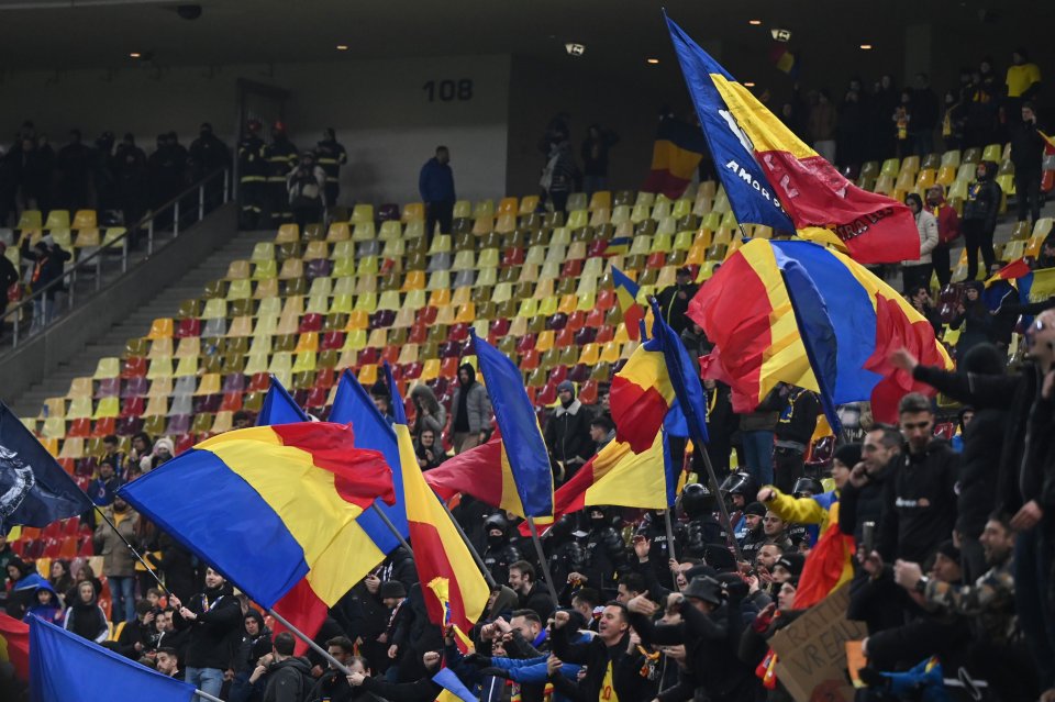 Suporterii romani cu steaguri tricolore fluturand isi incurajeaza favoritii la meciul de fotbal dintre Romania si Kosovo, contand pentru Liga Natiunilor, desfasurat pe Arena Nationala din Bucuresti, vineri 15 noiembrie 2024