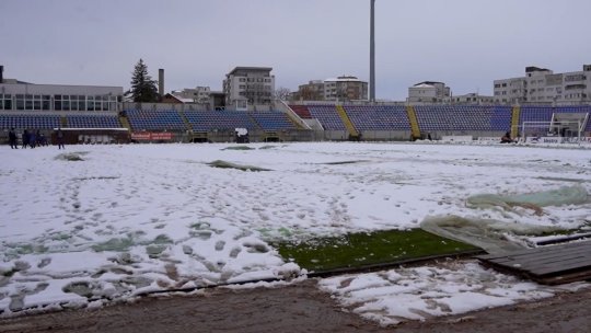 S-au făcut oameni de zăpadă la Botoșani înaintea meciului cu FCSB. Imagini incredibile cu terenul acoperit de zăpadă