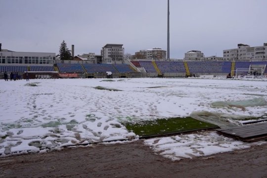 S-au făcut oameni de zăpadă la Botoșani înaintea meciului cu FCSB. Imagini incredibile cu terenul acoperit de zăpadă