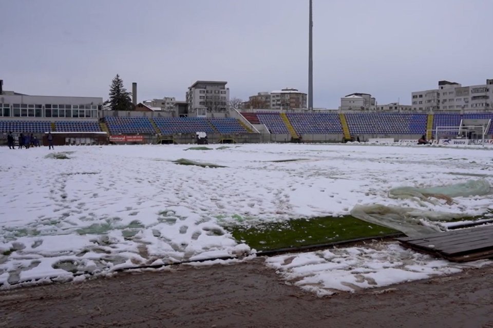 Stadionul de la Botoșani, acoperit cu zăpadă înaintea meciului cu FCSB