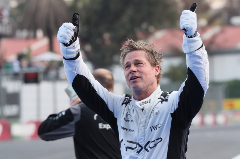 Au apărut imaginile cu ”accidentul” suferit de Brad Pitt, la Formula 1. Cum a fost surprins celebrul actor american