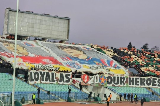 Ultrași din Peluza Sud Steaua și scenografie impresionantă cu Marius Lăcătuș la un meci din Bulgaria: ”Loiali ca eroii noștri!”. De ce au mers fanii români în țara vecină