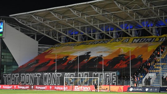 Fanii Petrolului i-au ironizat pe dinamoviști: ”Ce ridicol!”. Spectacol în tribunele arenei "Ilie Oană"