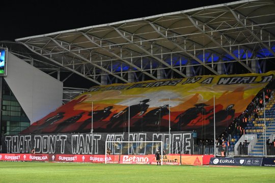 Fanii Petrolului i-au ironizat pe dinamoviști: ”Ce ridicol!”. Spectacol în tribunele arenei "Ilie Oană"