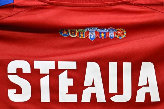 Cum arată noile echipamente ale celor de la Steaua. Sigla Champions League și cea a Supercupei Europei nu lipsesc de pe tricou