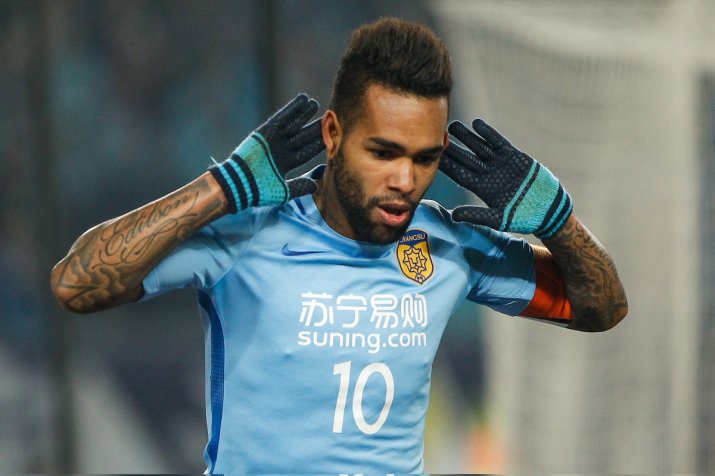 Alex Teixeira celebrează un gol marcat pentru Suning