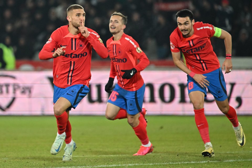 Daniel Bîrligea se bucură dupa un gol marcat alături de Marius Ștefănescu si Adrian Șut în meciul de fotbal dintre Universitatea Cluj si FCSB, contând pentru Superliga Superbet, desfășurat pe Cluj Arena din Cluj Napoca, duminica 10 noiembrie 2024.