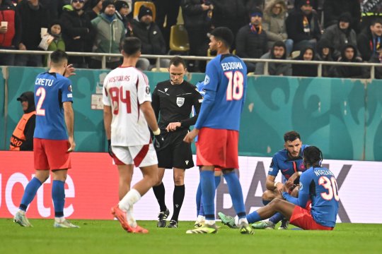 Ghinion teribil pentru FCSB. Ngezana a fost scos pe targă în meciul cu Olympiakos