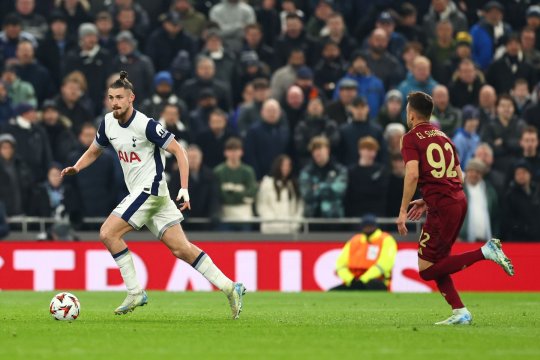 Radu Drăgușin, integralist în meciul Tottenham - AS Roma. Care este faza care i-a înnebunit pe fanii londonezi
