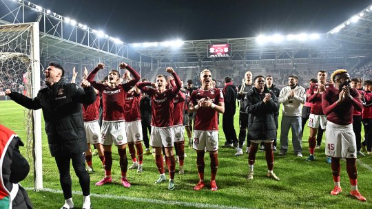 Probleme pentru Rapid înainte de meciul cu Petrolul. Transferul lăudat de toată lumea s-a accidentat la încâlzire și nu poate juca împotriva ploieștenilor