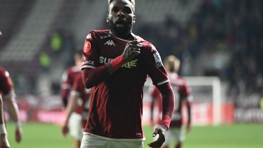 Aaron Boupendza, huiduit de fanii Rapidului în momentul schimbării. Ce gest a făcut atacantul