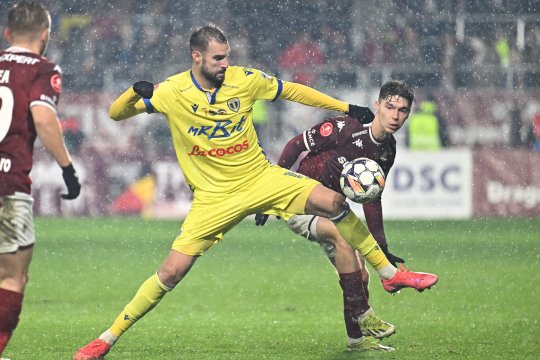 Arbitrii de la ”Primvs Derby”, luați la rost de jucătorii de la Petrolul. Tudorie: ”A fost șmecheresc!”