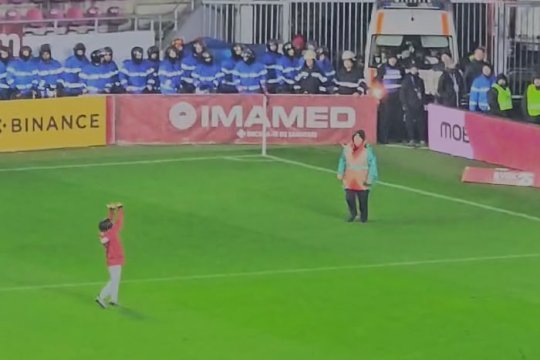 Un copil a intrat pe teren și s-a îndreptat direct la ultrașii Petrolul. Gestul făcut de micul rapidist a surprins pe toată lumea