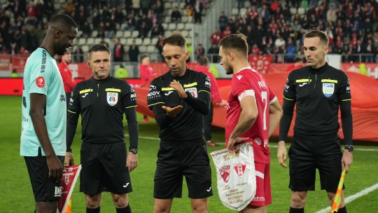Faza care a stârnit confuzie la Dinamo - UTA. A luat două galbene dar nu a fost eliminat. Ce s-a întâmplat de fapt