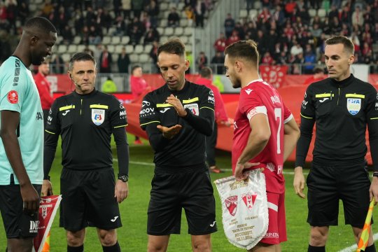 Faza care a stârnit confuzie la Dinamo - UTA. A luat două galbene dar nu a fost eliminat. Ce s-a întâmplat de fapt
