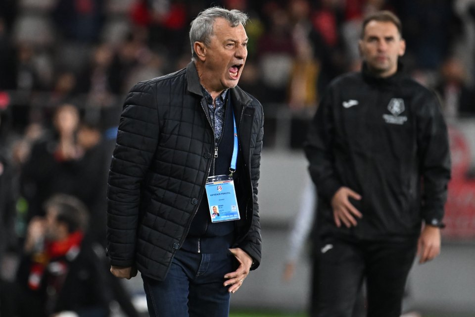 Mircea Rednic reacționează in meciul de fotbal dintre Dinamo Bucuresti si UTA Arad, din cadrul Superligii Superbet, desfasurat pe Stadionul National Arcul de Triumf din Bucuresti, sambata 2 noiembrie 2024