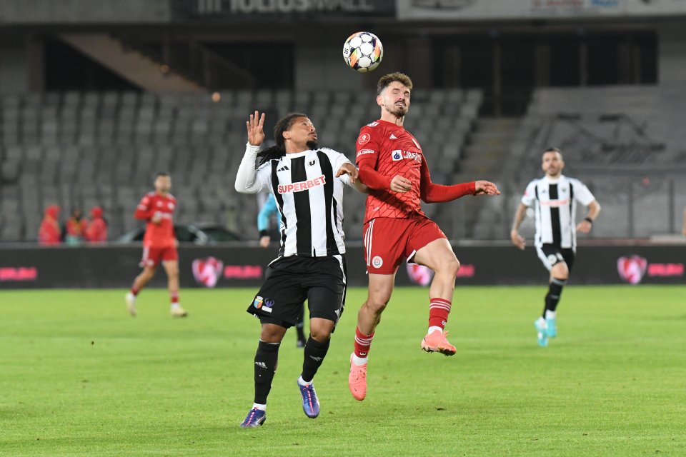 Hildeberto Jose Morgado Pereira și Joao Pedro Santos Lameira în meciul de fotbal dintre FC Universitatea Cluj și SC Oțelul Galați, contând pentru Superliga Superbet, desfășurat pe Stadionul Cluj Arena din Cluj-Napoca, vineri 18 octombrie 2024