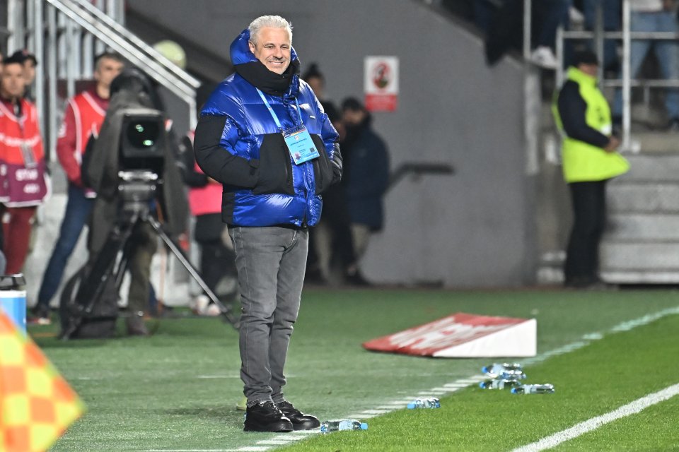 Marius Sumudica reacționează in meciul de fotbal dintre Rapid Bucuresti si FC Hermannstadt, din cadrul Superligii Superbet, desfasurat pe Superbet Arena-Giulesti din Bucuresti, luni 4 noiembrie 2024.