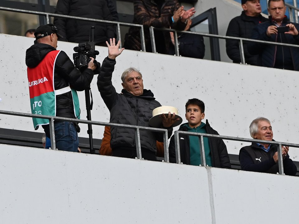 Sorin Cartu omagiat in tribuna la meciul de fotbal dintre Universitatea Craiova si Dinamo Bucuresti