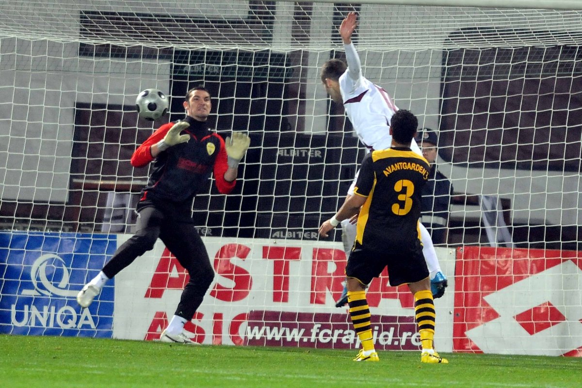 Alexandru Ionita inscrie un gol in poarta lui Mihai Minca, RAPID BUCURESTI-FC BRASOV 1-0,LIGA 1 (5.12.2009)