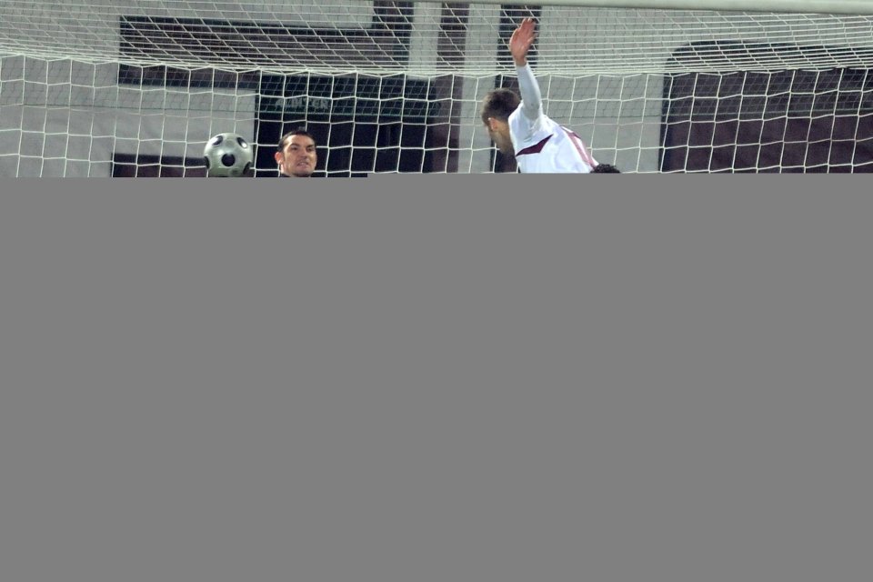 Alexandru Ionita inscrie un gol in poarta lui Mihai Minca, RAPID BUCURESTI-FC BRASOV 1-0,LIGA 1 (5.12.2009)