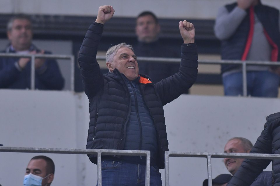 Sorin Cartu se bucura in tribuna dupa meciul de fotbal dintre FC U Craiova si Universitatea Craiova, contand pentru Liga 1 Casa Pariurilor, desfasurat pe Stadionul Ion Oblemenco din Craiova, duminica 3 octombrie 2021.