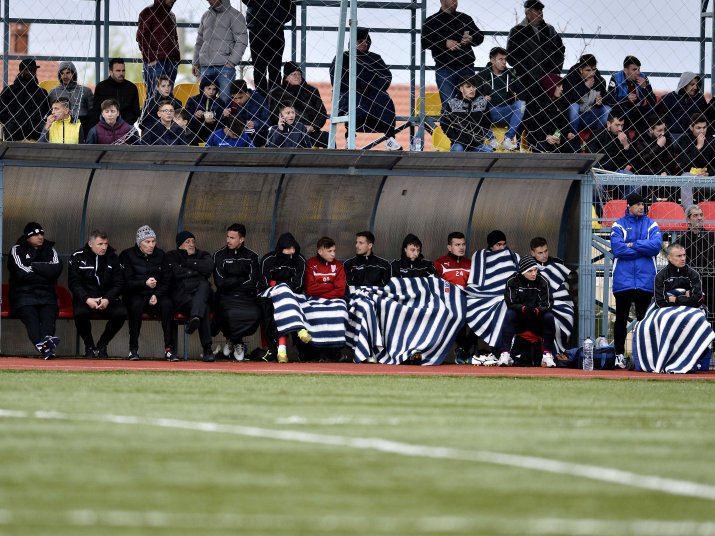 Ionel Ganea și Daniel Pancu, pe bancă, în capete opuse la un meci amical al celor de la FC Voluntari, în momentul în care ambii erau la echipă