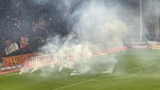 Cine a dat lovitura de start în Rapid - UTA + Suporterii au aruncat fumigene în teren