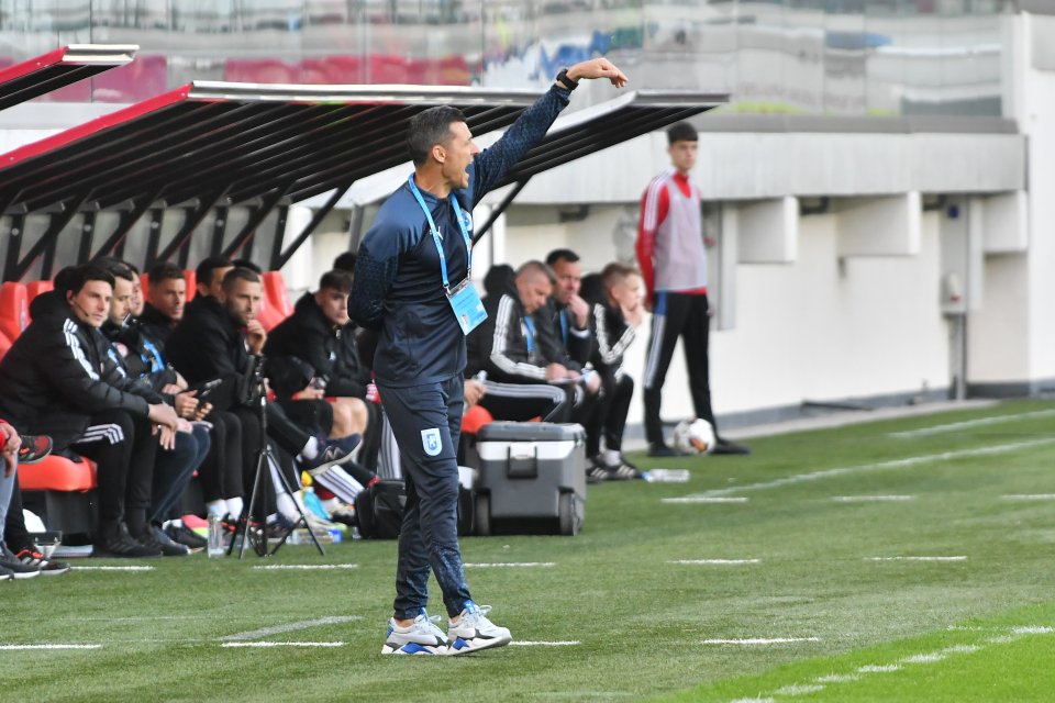 Costel Gâlcă reacționează în meciul de fotbal dintre Sepsi OSK Sfantu Gheorghe și Universitatea Craiova