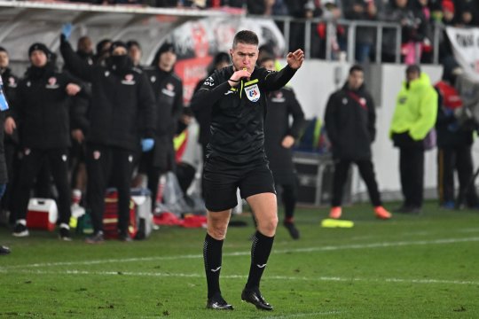 Fanii lui Dinamo au răbufnit după meciul contra celor de la Sepsi. Arbitrul Szabolcs Kovacs, în centrul acuzațiilor: ”Era pornit să dea penalty”