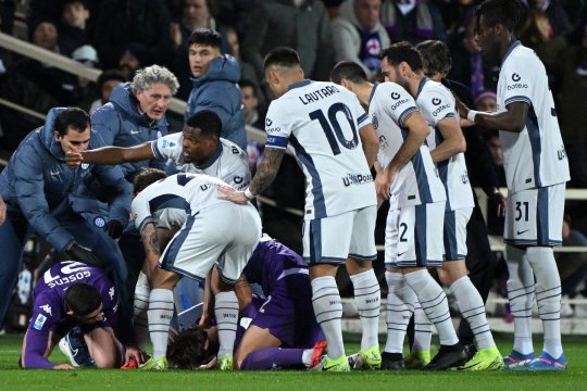 Clipe de coșmar în Fiorentina - Inter. Un fotbalist s-a prăbușit inconștient pe gazon, iar colegii au izbucnit în lacrimi